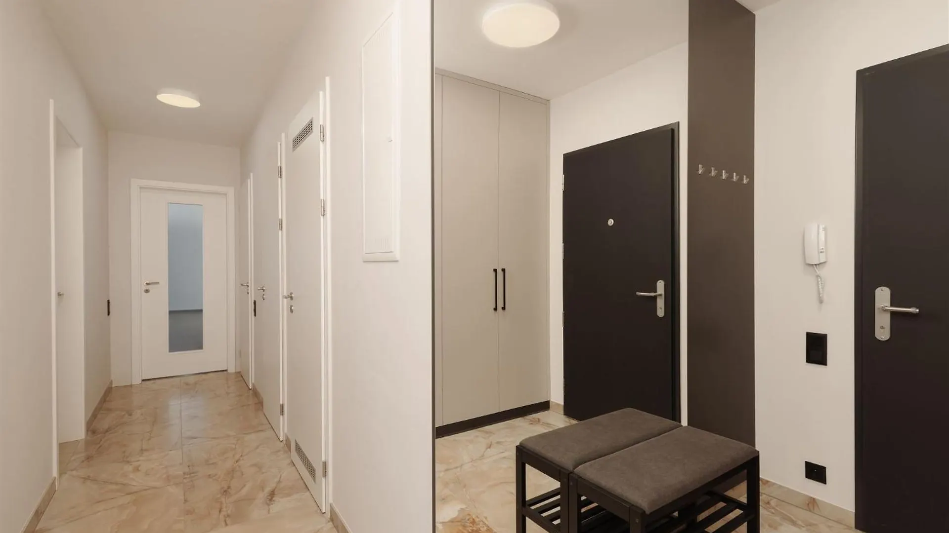 פראג Luxury Sunny Home - Free Garage, Metro, Balcony, Ps5, 2Nd Parking On Request דירה