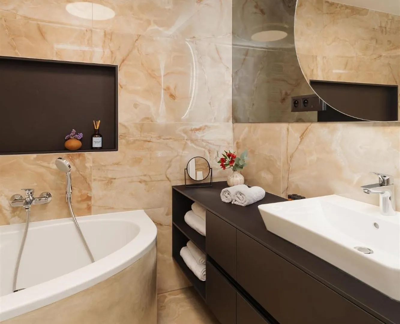 פראג Luxury Sunny Home - Free Garage, Metro, Balcony, Ps5, 2Nd Parking On Request